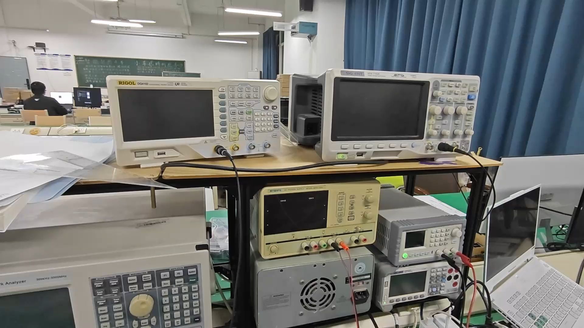电子实验室常见仪器的本使用(万用表,可调电源,示波器,信号发生器)